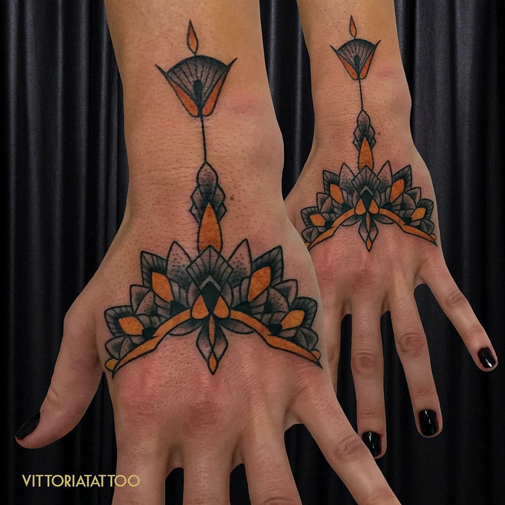 ornamental hand tattoo|Tattoo Como Vittoria