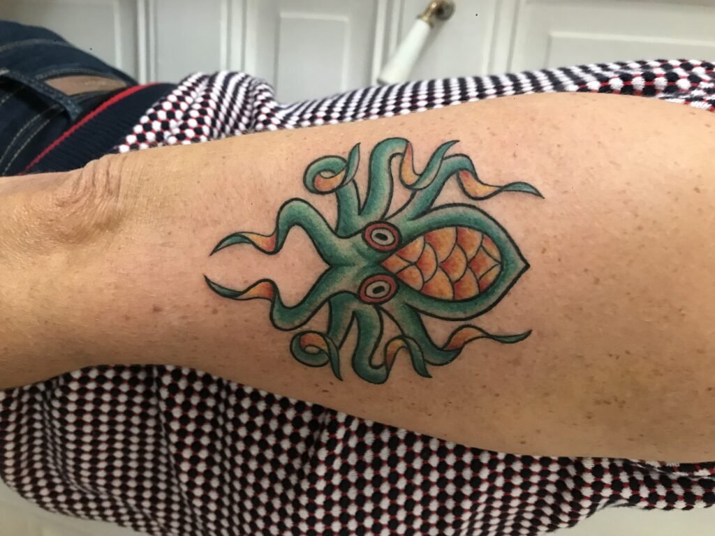 Tatouage poulpe old school en couleur réalisé par Vittoria Tattoo à Aubusson