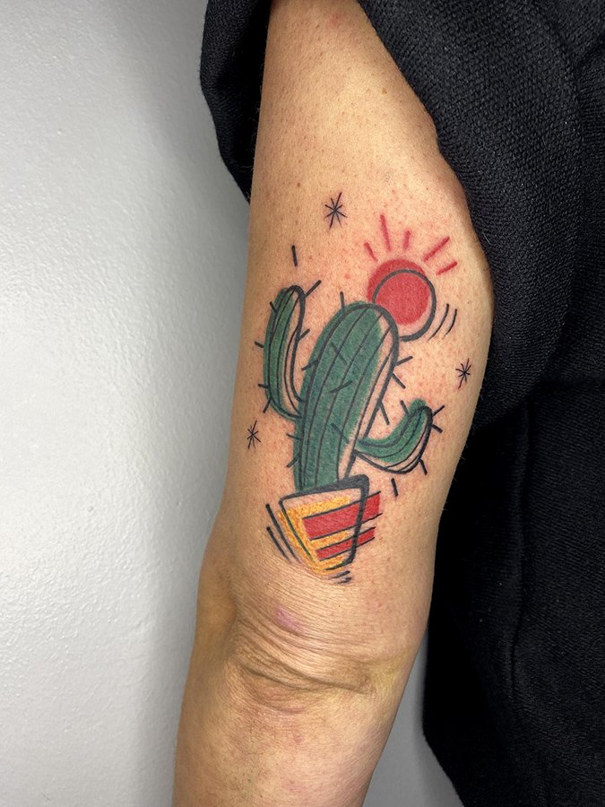 Tatouage cactus graphique en couleur avec soleil rouge réalisé par Vittoria Tattoo à Aubusson