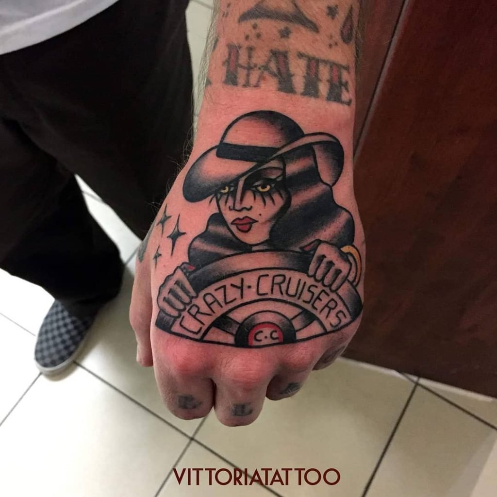 tattoo hand-femme au volant d un hot rod sur la main