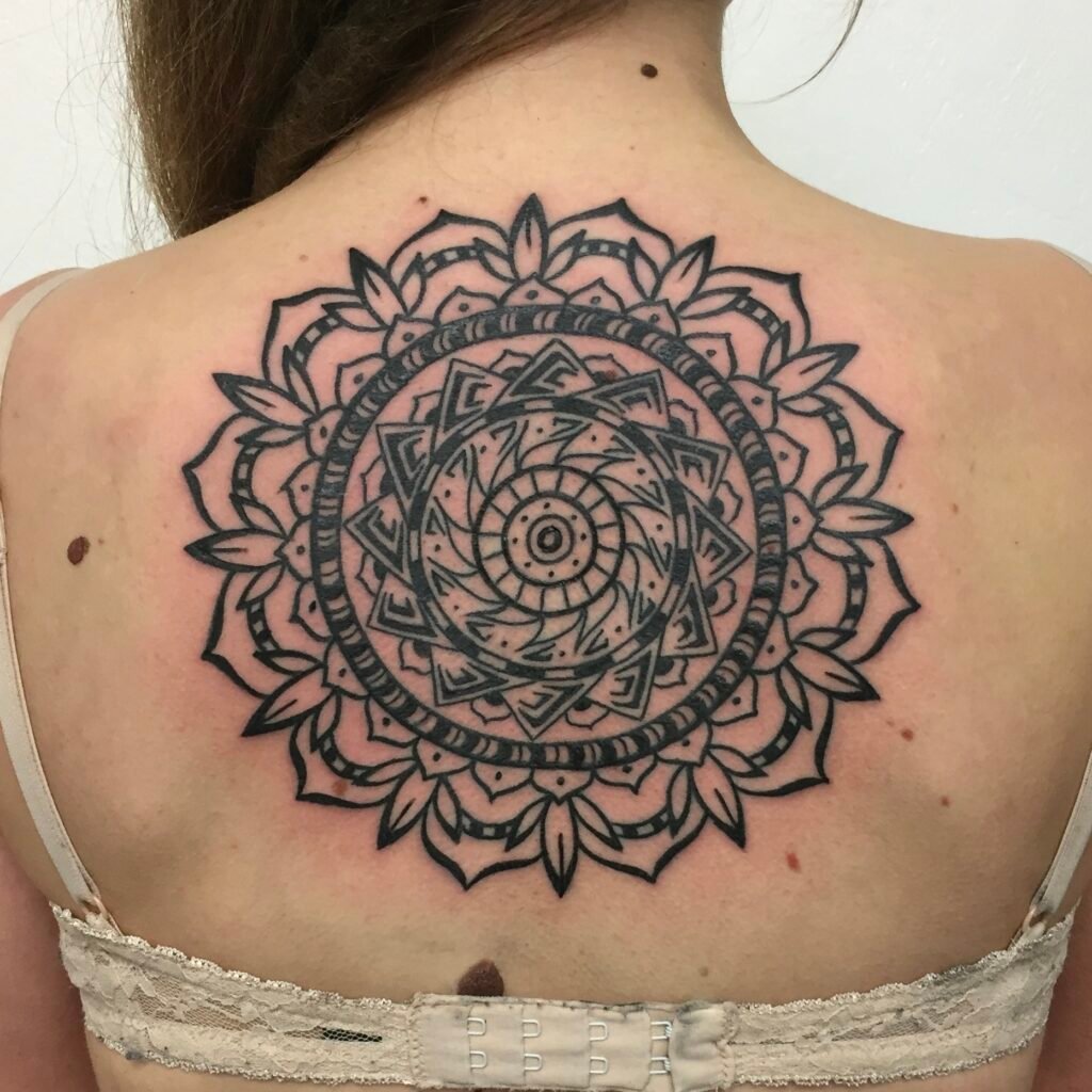 Tatouage mandala sur le dos en noir et gris à Aubusson, salon de tatouage vittoria tattoo en creuse (23)