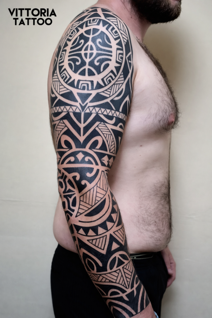 tatouage style maori réalisé en freehand par vittoria tattoo, studio de tatouage en creuse (23)