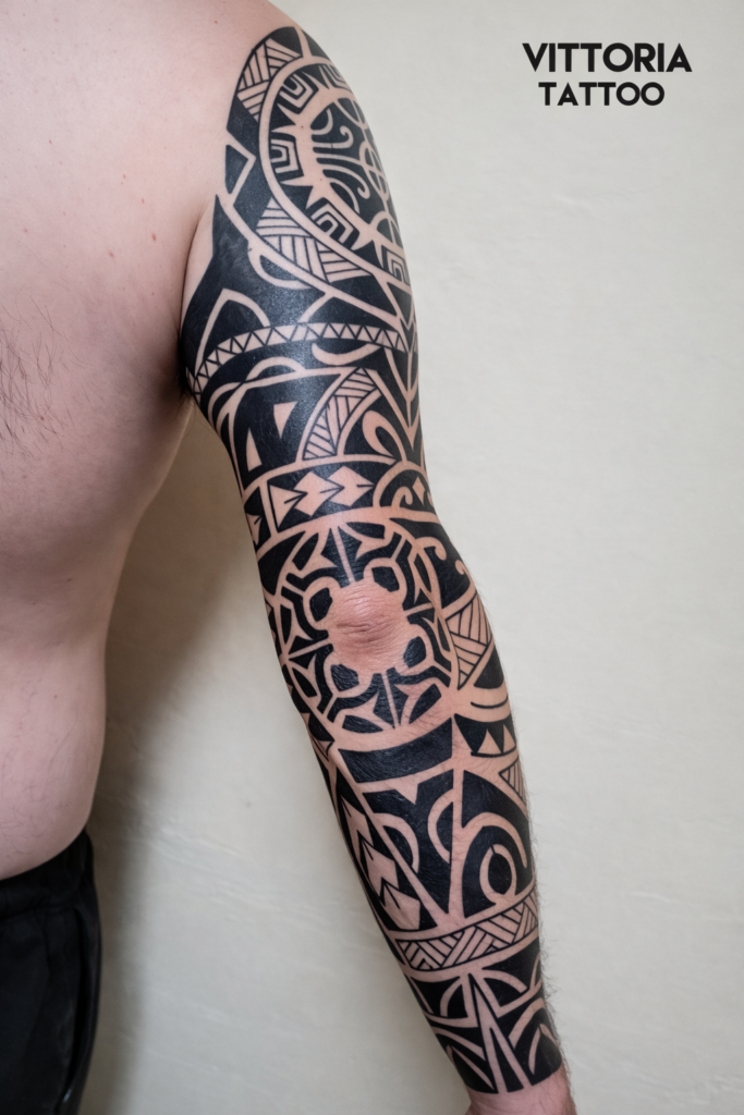 tatouage vue de dérriere style maori réalisé en freehand par vittoria tattoo, studio de tatouage en creuse (23)