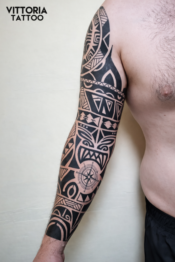 tatouage vue de face sur le bras style maori réalisé en freehand par vittoria tattoo, studio de tatouage en creuse (23)