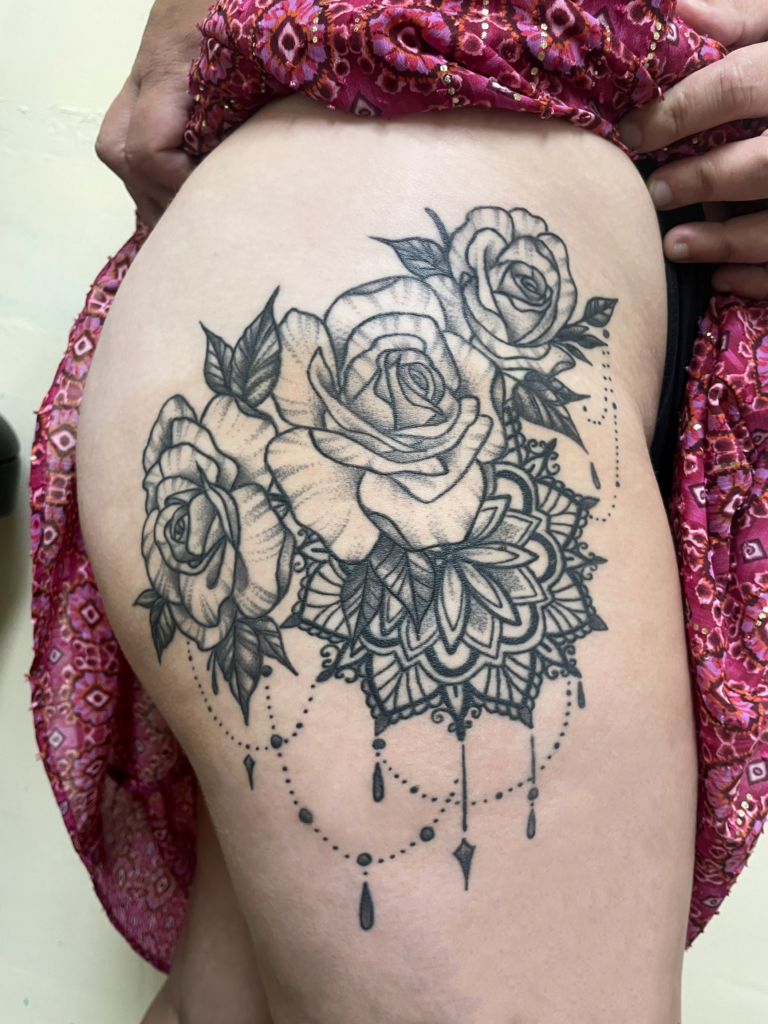 Tatouage rose et mandala ornemental sur la cuisse. réalisation vittoria dans son salon en creuse (23)