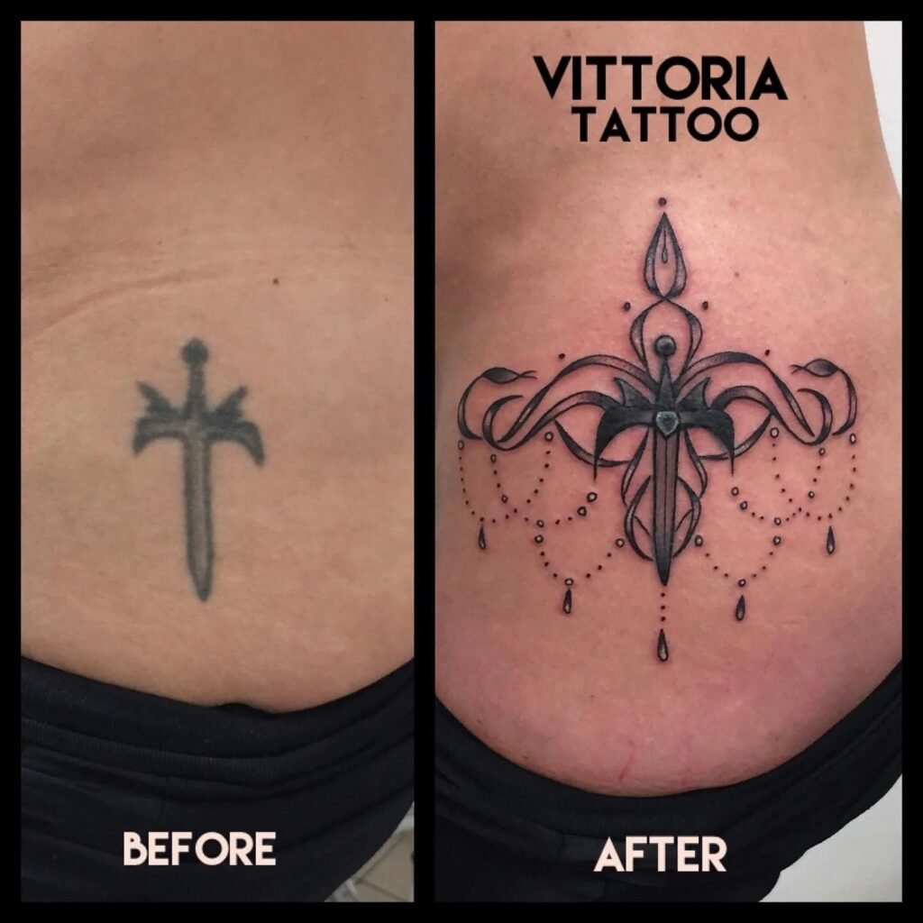 Avant et après d'un cover-up de tatouage réalisé avec une croix ornementale en noir et gris.
