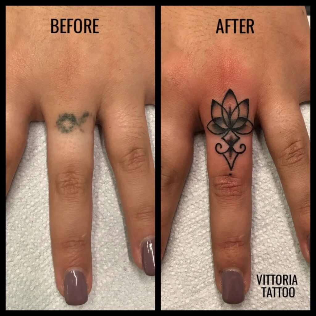 Avant et après d'un cover-up de tatouage sur doigt réalisé avec une fleur de lotus ornementale en noir.