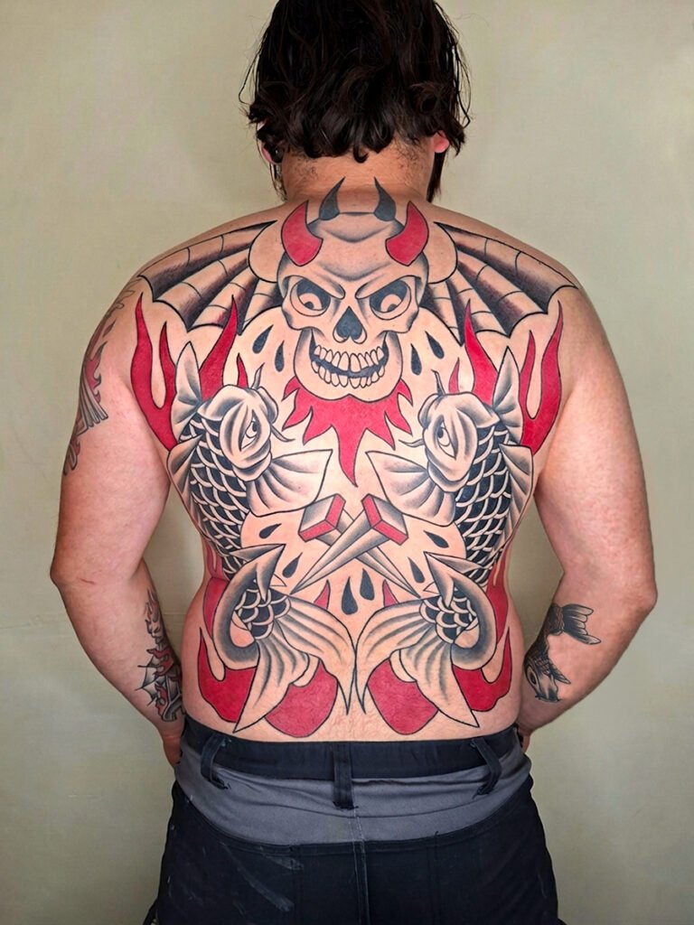 Tête de mort old school avec ailes en toile d’araignée et double carpe koi