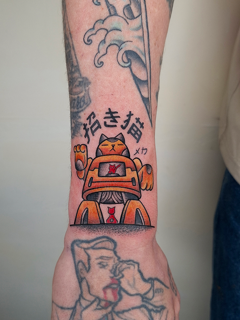 Tatouage Maneki Neko robot style Old School japonais sur avant-bras avec patte porte-bonheur et inscription japonaise.