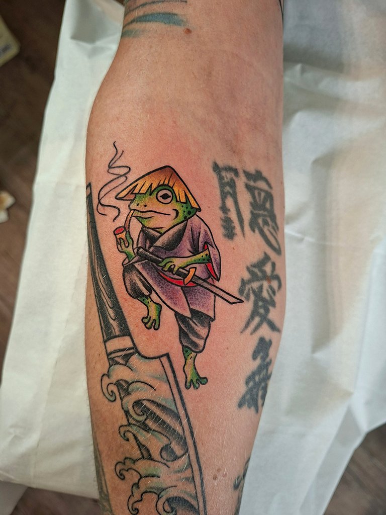 Tatouage grenouille samouraï coloré inspiré de l'univers japonais, réalisé par Vittoria Tattoo