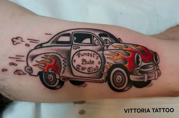 Tatouage Old School – Hot Rod Vintage en Flammes