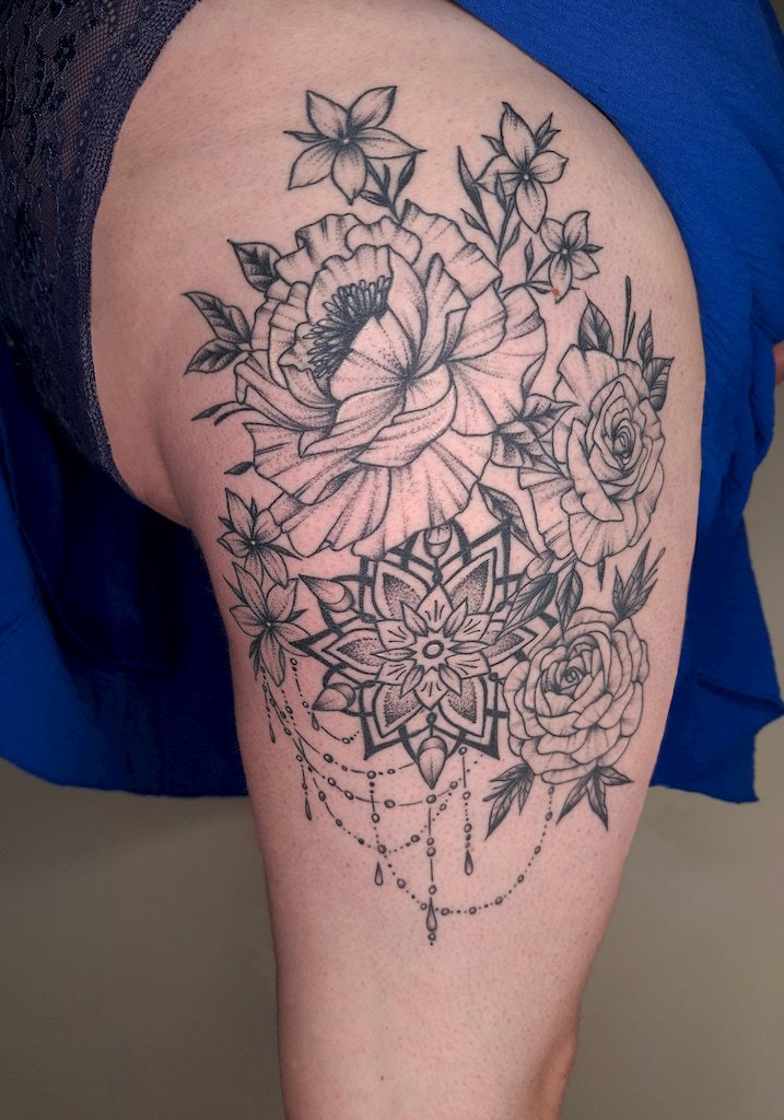 Tatouage floral ornemental sur la cuisse