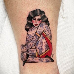 Tatouage pin-up circus old school, style traditionnel américain, réalisé chez Vittoria Tattoo Shop à Aubusson.