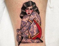 Tatouage pin-up circus old school, style traditionnel américain, réalisé chez Vittoria Tattoo Shop à Aubusson.