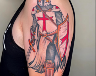 Tatouage représentant un chevalier templier, réalisé par Vittoria Tattoo