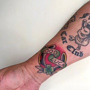 Tatouage old school fer à cheval, style traditionnel américain.