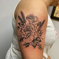 Tatouage roses, épis de blé , feuillage sur le bras.