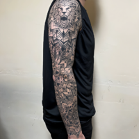 Tatouage manchette ornementale et mandala avec lion, réalisé à Aubusson (23200) par Vittoria Tattoo
