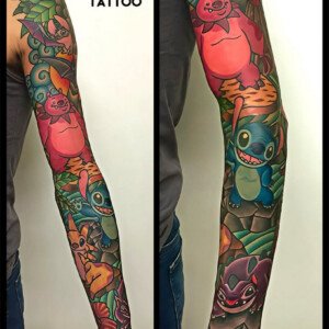 Tatouage manchette couleur style cartoon avec Stitch et personnages inspirés de l’univers Disney, réalisé sur le bras , salon de tatouage vittoriatattoo shop à Aubusson.