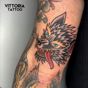 Tatouage wolf old school – Tattoo traditionnel couleur | Vittoria Tattoo Aubusson